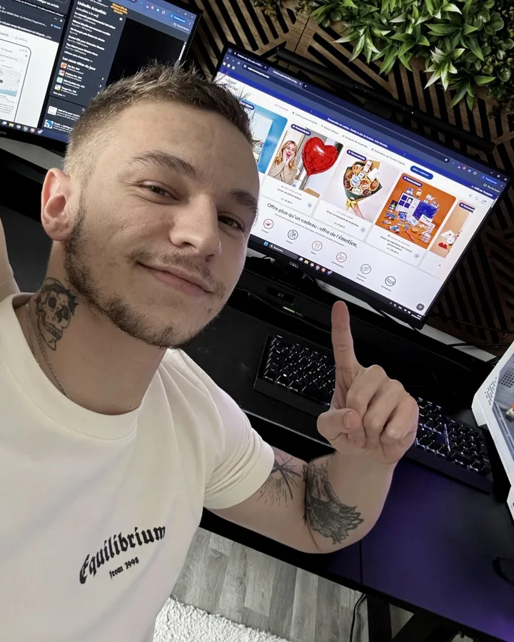 Thibaud Poirier à son bureau, montrant un site qu’il a créé